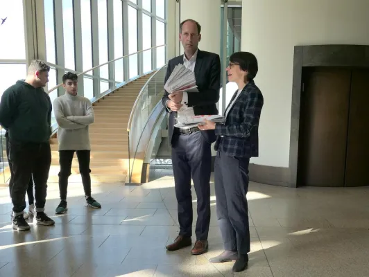 Bild: Kindersoldaten: Übergabe der roten Hände im Landtag NRW