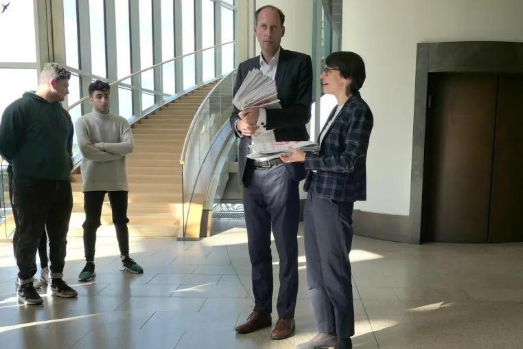 Kindersoldaten: Übergabe der roten Hände im Landtag NRW Bild: Kindersoldaten: Übergabe der roten Hände im Landtag NRW