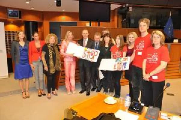 Bild: 1 Km längster Protestbrief von Kindern gegen Hundemord an EU-Parlament übergeben