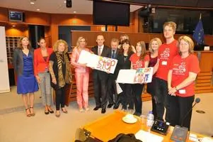 1 Km längster Protestbrief von Kindern gegen Hundemord an EU-Parlament übergeben Bild: 1 Km längster Protestbrief von Kindern gegen Hundemord an EU-Parlament übergeben