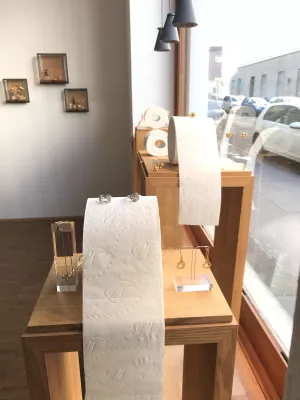Bild: Goldschmiedin in Köln-Ehrenfeld erntet Lacher mit ihrer Klopapier-Schmuck-Dekoration