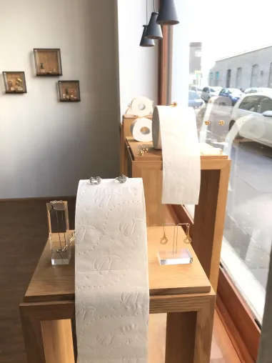 Bild: Goldschmiedin in Köln-Ehrenfeld erntet Lacher mit ihrer Klopapier-Schmuck-Dekoration