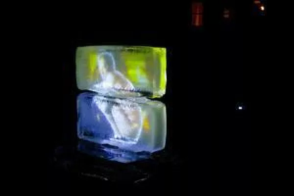Bild: Kunsthaus Tacheles zeigt Eis-Installation zum Thema globale Erwärmung