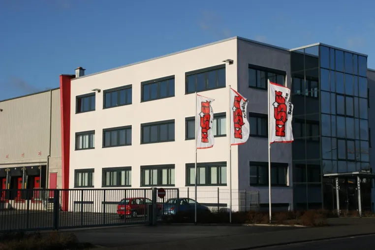 Bild: Dematic automatisiert mit Unterflurkettensystem Etow den Materialfluss bei der Kissel Spedition