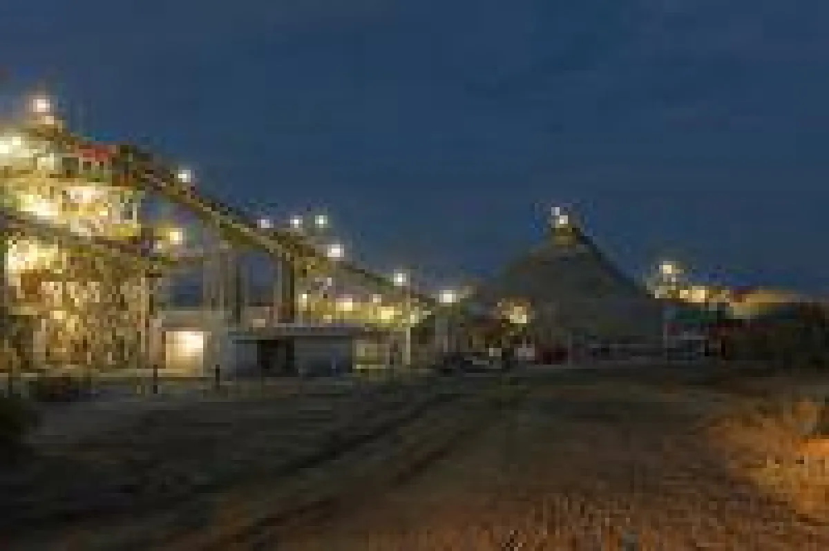 Timmins Gold - San Francisco Mine bei Nacht