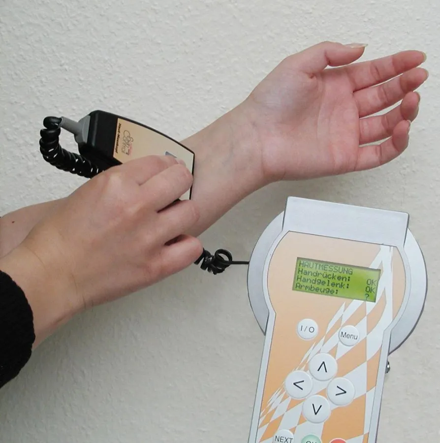 Vor jedem Sonnenbad UV-Strahlung und Hauttyp prüfen: Der neue Scanner SkinControl berechnet die Leistungsstärke der kompletten Sonnenbank, erstellt eine individuelle Hautanalyse und empfiehlt die opti