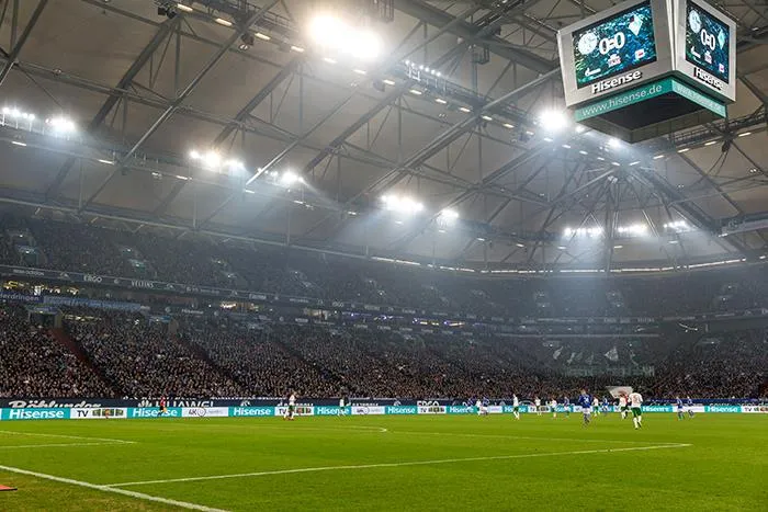 Showtime auf Schalke – Hisense baut Europas größten Videowürfel für die VELTINS-Arena Bild: Showtime auf Schalke – Hisense baut Europas größten Videowürfel für die VELTINS-Arena