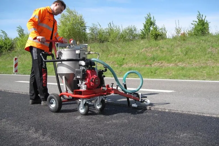 Neues Produktsystem verbessert Nahtverbindungen im Asphaltstraßenbau nachhaltig Bild: Neues Produktsystem verbessert Nahtverbindungen im Asphaltstraßenbau nachhaltig