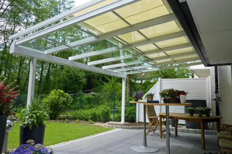Bild: Oben ohne und doch mit Köpfchen – Sicher unter Glas relaxen