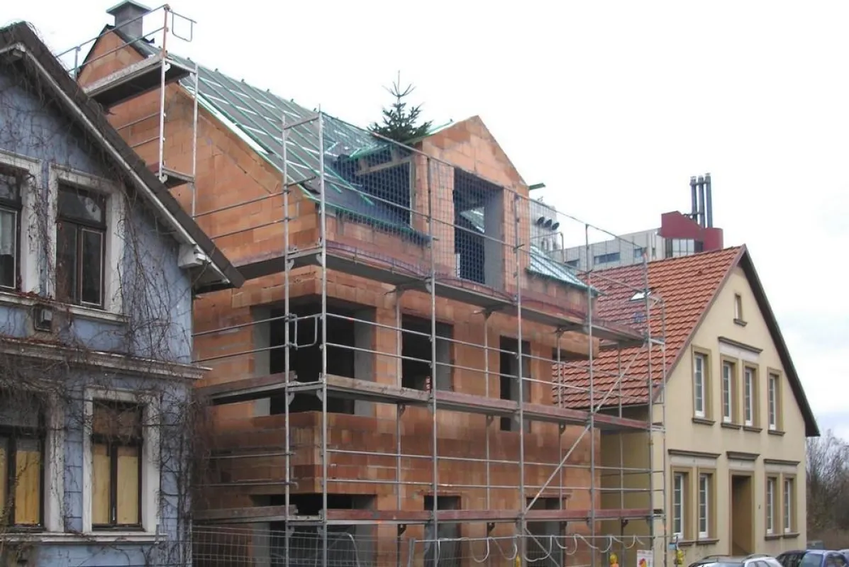 Massive Wände aus Mauerziegeln bieten effektiven Schutz im Brandfall: Denn Ziegel sind in die Brandschutzklasse A1 (