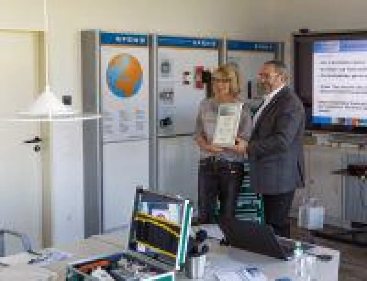 Renate Wulff, E.DIS, und Harald Kownatzky, NH/HH-Recyclingverein, bei der Urkundenübergabe