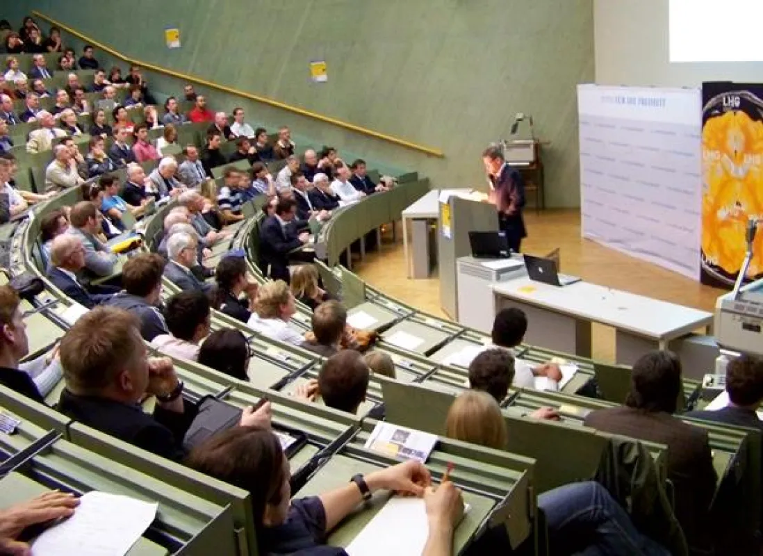 Prof. Scholl beim Vortrag vor über 300 Gästen an der Uni Stuttgart