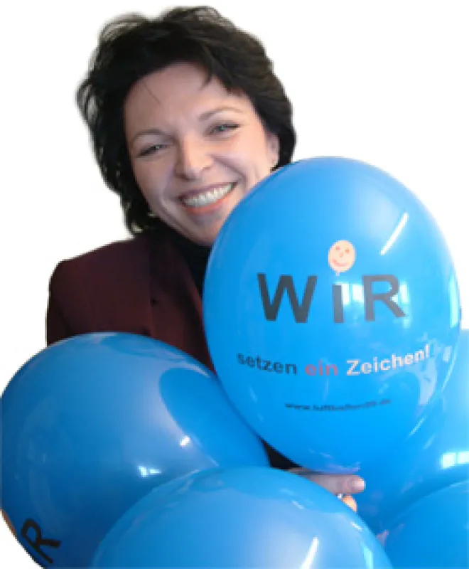 Stella Reber mit den -WIR setzen ein Zeichen!- Ballons