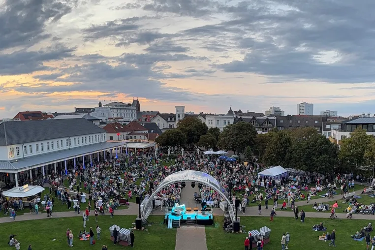 Bild: Kurplatz live: „One Night in Sweden“ bringt ABBA-Gefühl nach Norderney