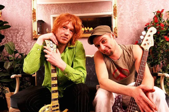 Bild: Wohnraumhelden richten sich heldenhaft auf der rock'n'popmuseum Festivalbühne ein