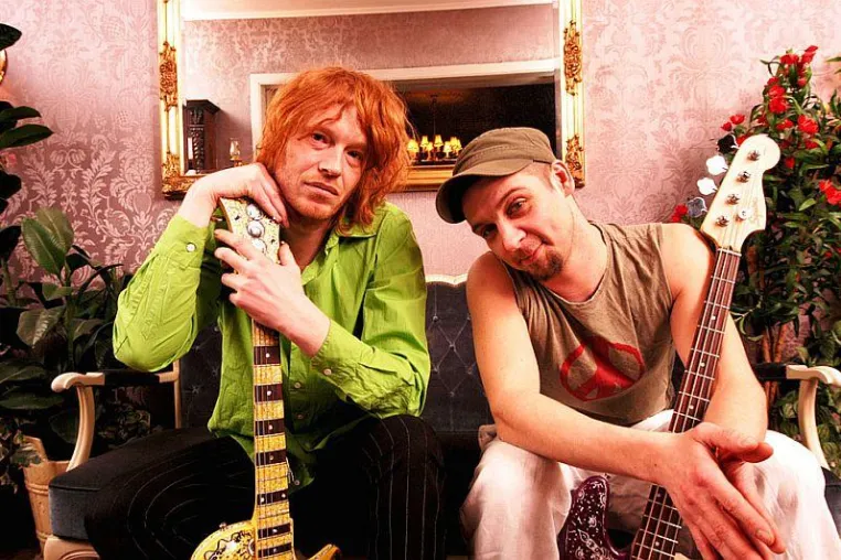 Bild: Wohnraumhelden richten sich heldenhaft auf der rock'n'popmuseum Festivalbühne ein