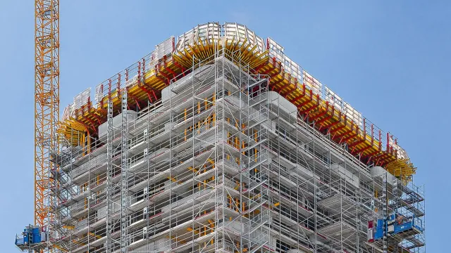 Bild: Begrünter Wohnturm wächst mit VARIOKIT