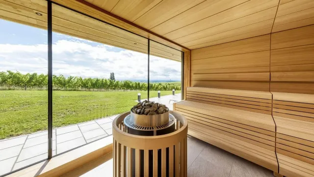 Bild: Wein-Wellness in der Pfalz: Sauna, Pool und Anwendungen im SPA Rebenmeer treffen auf Pfälzer Weinkultur