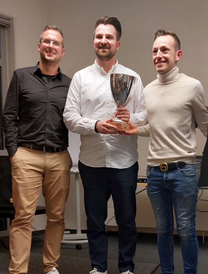 v.l.n.r.: Pokalübergabe von T. Bäumler (VITAS GmbH) an D. Straußberger und P. Andreä (InsiderPie) (© SIF)