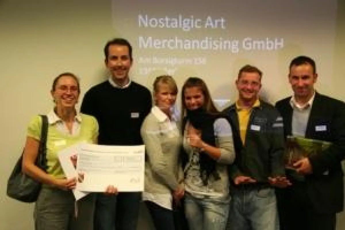 Freuen sich auf die Anerkennung ihrer Unternehmenskultur und über den ersten Preis im Wettbewerb „Familienfreundlichstes Unternehmen“ des Bezirks Berlin-Reinickendorf: Nostalgic-Art Geschäftsführer Te