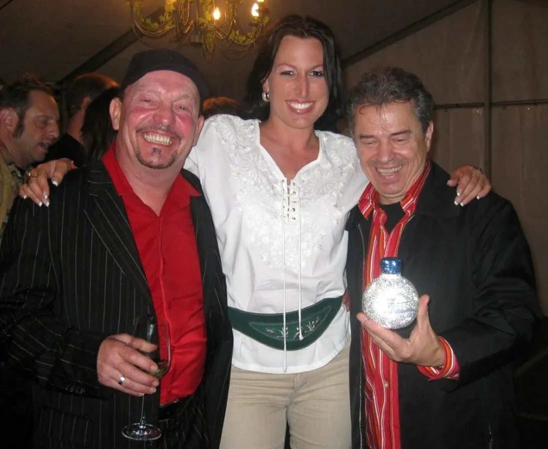 Barny Murphy & Günther Sigl ganz begeistert von Model Yvonne Förg und ihrem Luxusfläschchen THE ORB