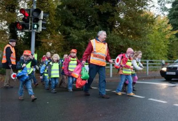 Bild: WalkingBus in Osnabrück: Diesterwegschule aus Schinkel-Ost steigt zu