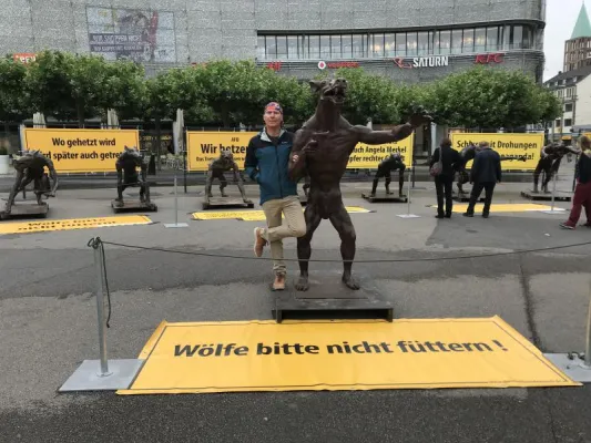 Bild: Zeichen setzen GEGEN RECHTS: Acht riesige Wölfe mahnen in Kassel auf dem Königsplatz an Walter Lübcke
