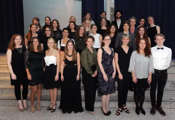 Bild: Erste Psychologie-Absolventen, die das komplette Studium in Witten absolviert haben, verlassen UW/H