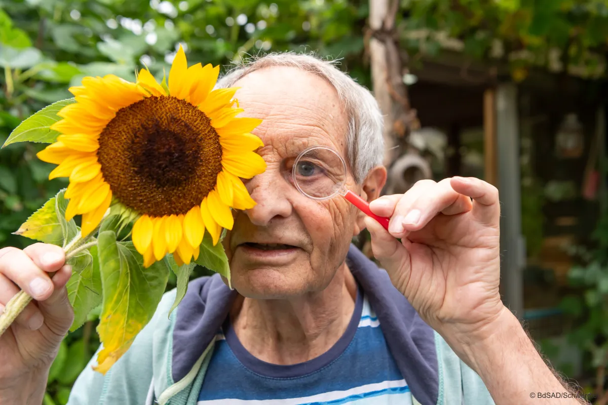 Wer sagt, man muss das Leben durch eine Lupe betrachten? (© BdSAD/Schwerdtel)