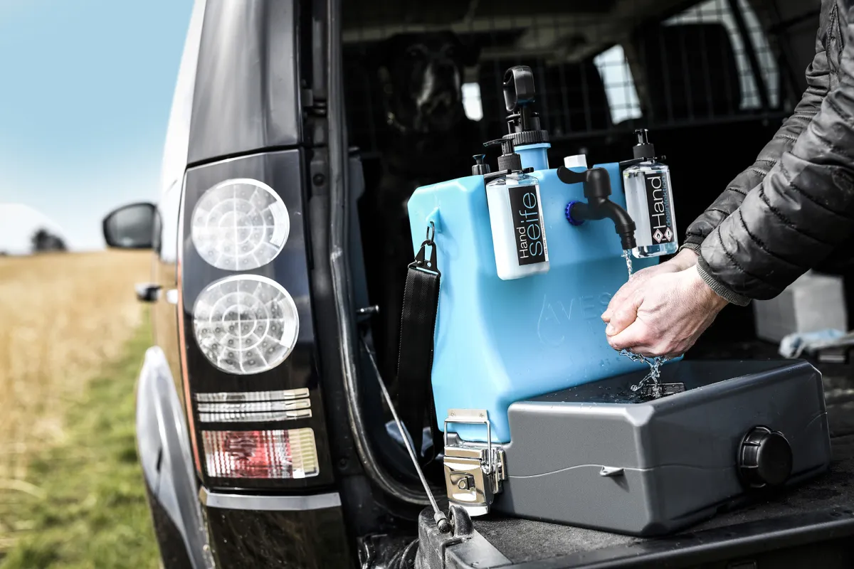 Händewaschen unterwegs mit LAVESE - dem mobilen Waschbecken. (© aquanesa solution GmbH)