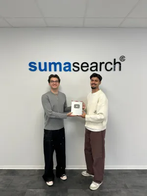 Bild: Sumasearch erhält den YouTube Silver Play Button – 113.000 Abonnenten für eine SEO-Agentur 