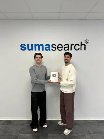 Bild: Sumasearch erhält den YouTube Silver Play Button – 113.000 Abonnenten für eine SEO-Agentur 