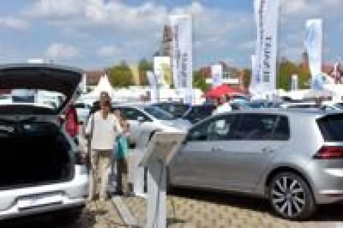 Nahezu alle Autohersteller zeigten in Bad Neustadt Flagge. Foto Tonya Schulz