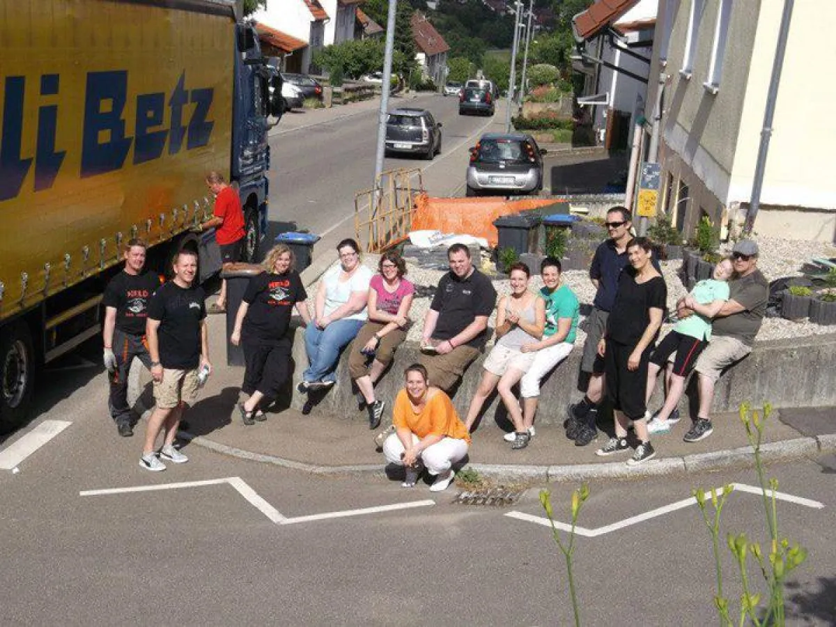 Das Helferteam nachdem der LKW beladen war