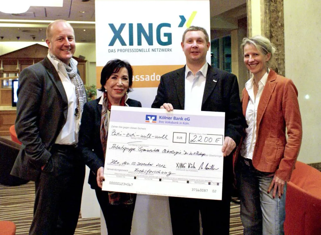 Scheckübergabe an Brigitte Christoph (2.v.l.): Michael Rath, Martin Müller u. Ellen Kamrad (v.l.n.r)