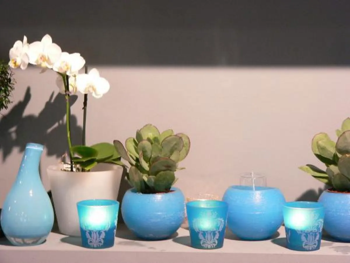 Türkis erhöht die Vorfreude auf sonnige Frühlingstage! Highlight: Erst beim Anzünden der Teelichte mit dem RAL-Gütezeichen entfalten die türkisfarbenen Teelichtgläschen ihre bezaubernde Wirkung. Foto: