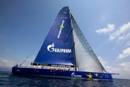 Bild: Esimit Europa 2, die schnellste Yacht der Welt, in Cannes getauft