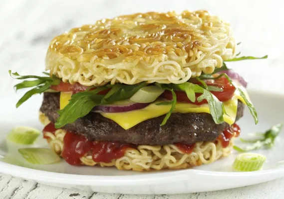 Bild: Jetzt auch in Deutschland: Burgerbeef liebt crunchy Nudel