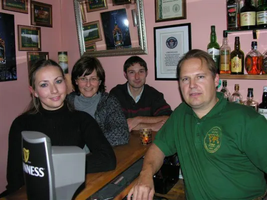 Bild: Das Fernsehen zu Gast in der "Kleinsten Bar der Welt"