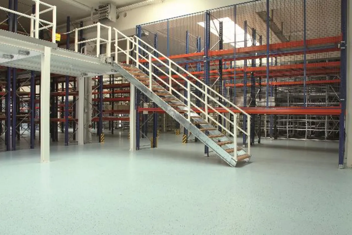 Palettenregalanlage und Stahlbaubühne von Berger