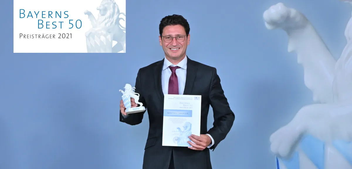 Hans Bachner (Mitte) nimmt die Auszeichnung zu BAYERNS BEST 50 entgegen (© SX HEUSER)