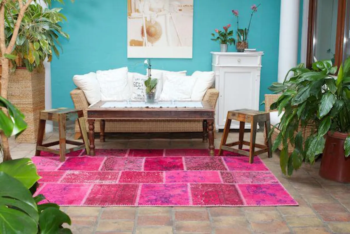 Pinker Vintage Patchwork Teppich von mozaiik