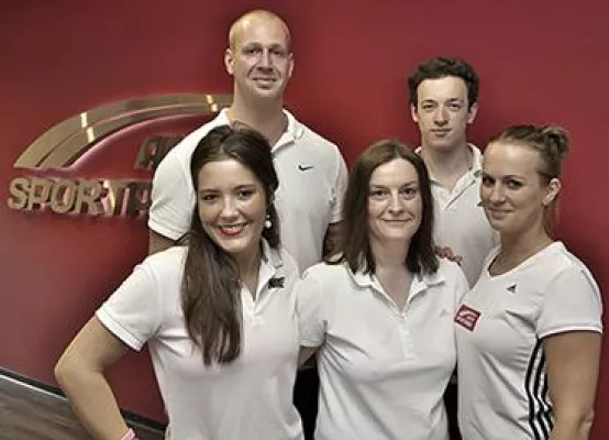 Bild: Im Aktiv-Sportpark Moers hat das neue Ausbildungsjahr begonnen: Drei angehende Sport- und Fitnesskaufleute