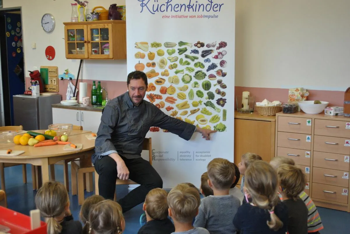 Mirko Reeh lässt sich von den Kindern beantworten, was auf dem Schaubild zu sehen ist. Da können sch