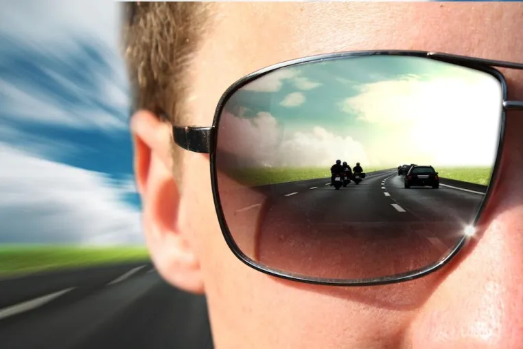 Bild: Offener Fahrspaß bei guter Sicht: Kontaktlinsen sorgen für Durchblick beim Cabriolet- und Motorradfahren