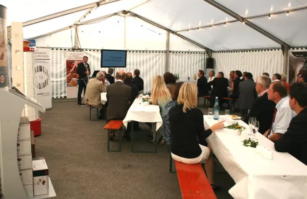 Marketing Club Augsburg am 06.07.2010 bei Fluhr Displays e.K. in Fischach Bild: Marketing Club Augsburg am 06.07.2010 bei Fluhr Displays e.K. in Fischach