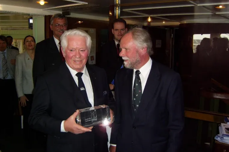 Ehrenpreis der Deutschen Seemannsmission an Kapitän H.-W. Jannsen, Reeder aus Elsfleth verliehen Bild: Ehrenpreis der Deutschen Seemannsmission an Kapitän H.-W. Jannsen, Reeder aus Elsfleth verliehen