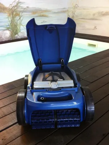 Pool Roboter für Sauberkeit im Schwimmbad Bild: Pool Roboter für Sauberkeit im Schwimmbad