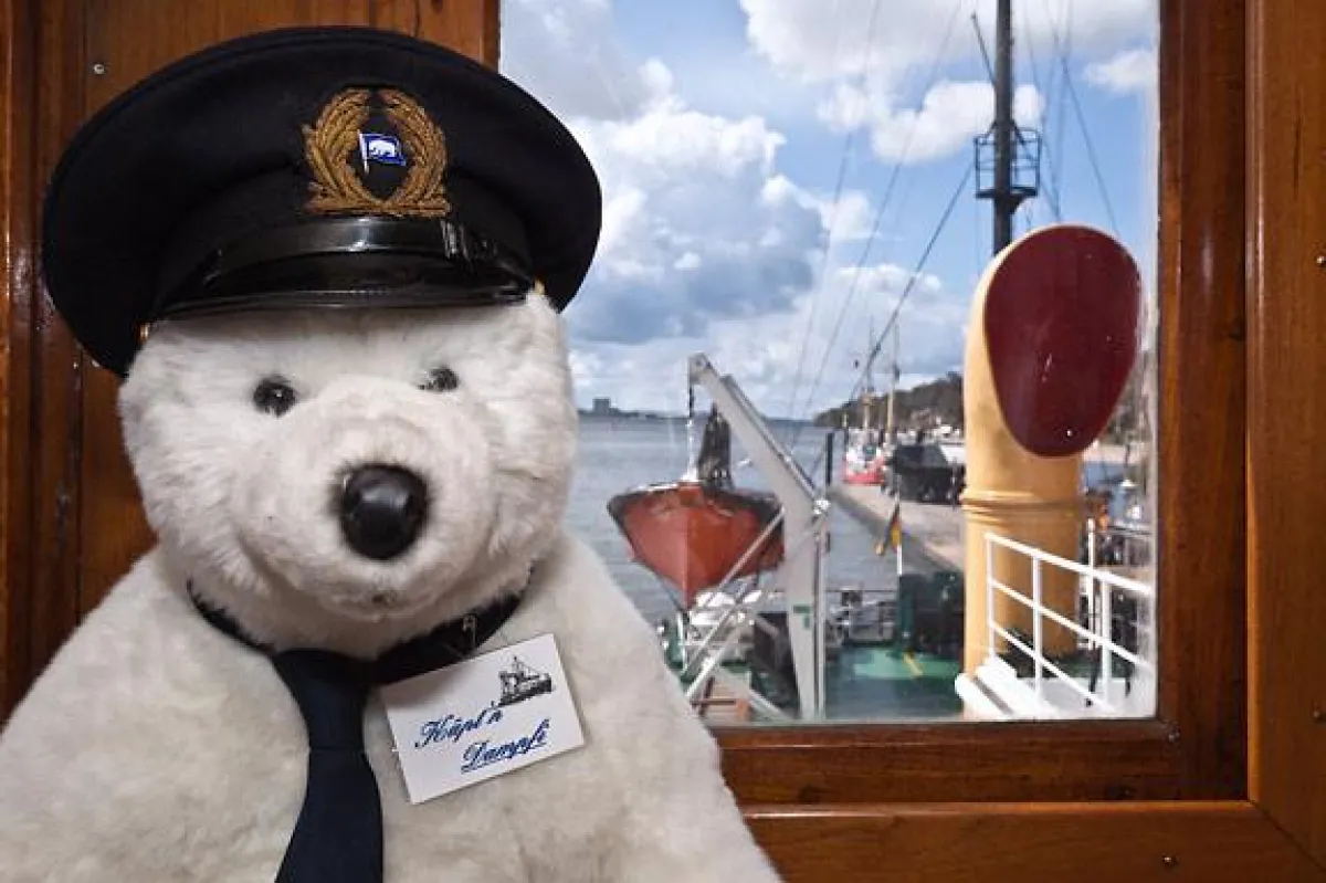 Eisbär Käpt'n Dampfi gehört ab sofort als Glücksbringer zur Stammbesatzung der STETTIN.