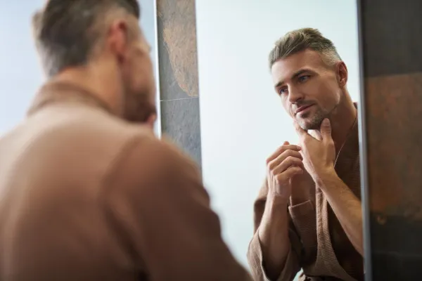 Bild: Elastisch jugendliche Männerhaut bis ins hohe Alter